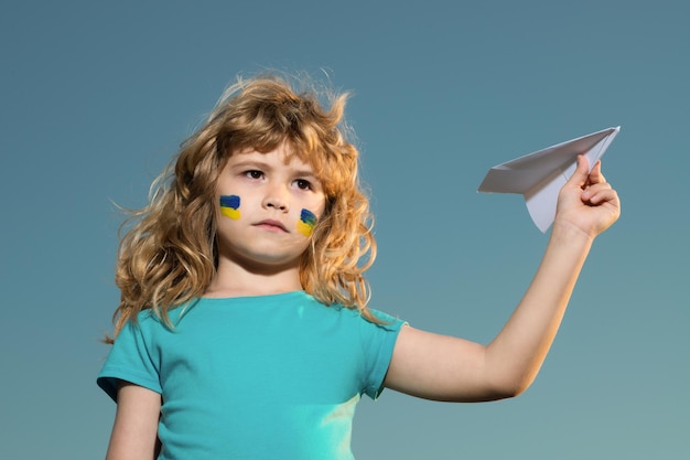 Chiudi il cielo sopra l'ucraina banner no fly zone sopra l'ucraina ucraina bandiera sulla guancia dei bambini proteggiti salva u