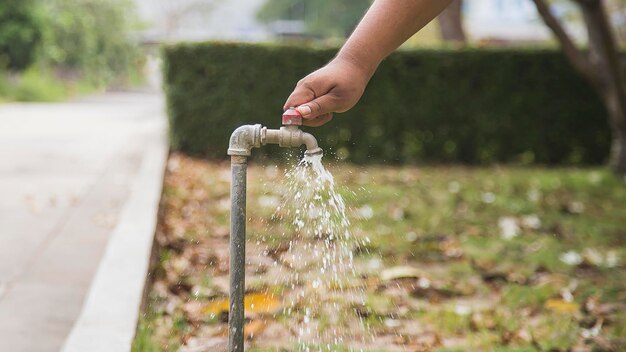 Chiudi il rubinetto dell'acqua nel prato