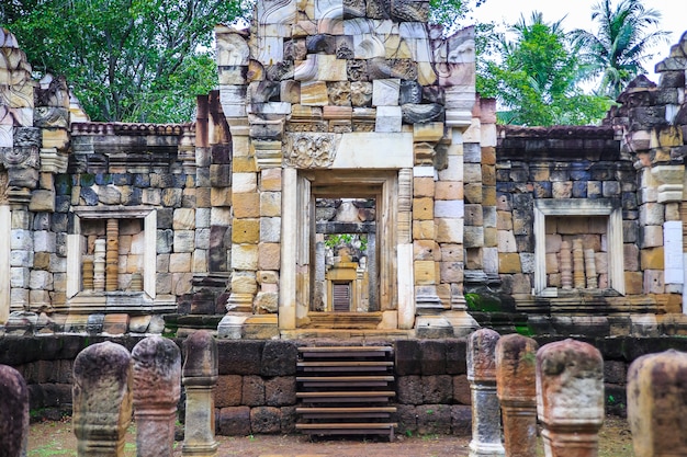 Chiudi la porta esterna e il muro di Prasat Sadok Kok Thome è un tempio Khmer a Thaila