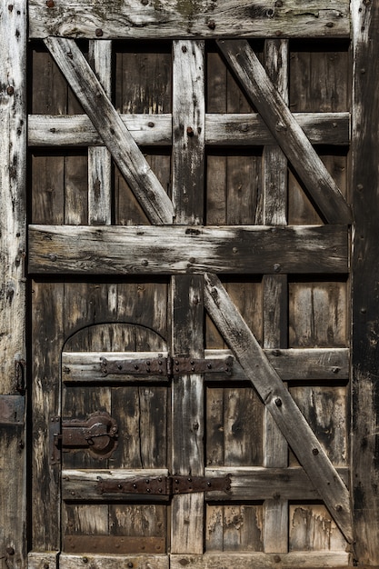 Chiusa vecchia porta di legno d&#39;epoca