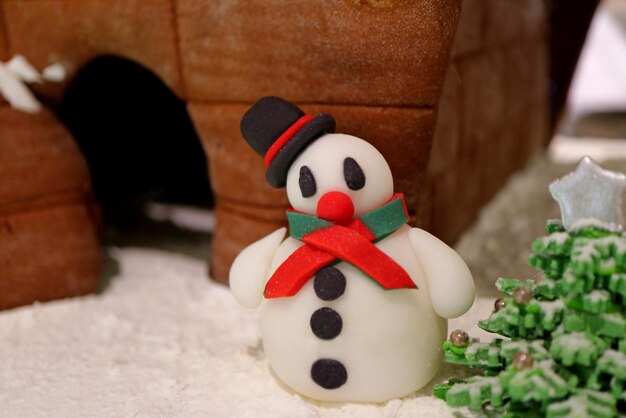 Chiuso un simpatico pupazzo di neve Marzapane con Ginger Bread House e Candy albero di Natale