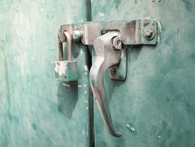 Chiusura a chiave con la macchia della porta sul vecchio armadietto in acciaio verde.
