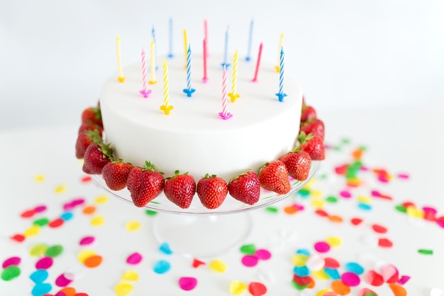 chiusura della torta di compleanno con le candele sul supporto