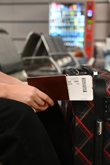 Chiusura di una persona con passaporto e carta d'imbarco in aeroporto