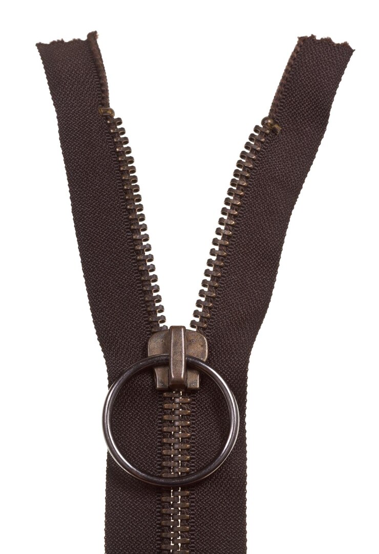 Foto chiusura lampo marrone metallizzato da vicino