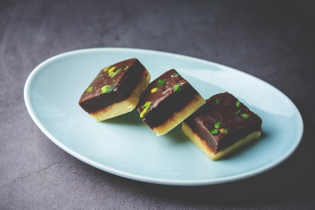 Choco Vanilla Pateesa o cioccolato mawa barfi o o dolce o dessert indiano burfi a due strati