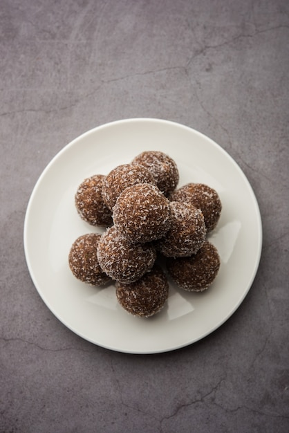 Chocolate Coconut Laddu o Laddoo è una svolta al tradizionale Nariyal Ladoo mescolando il cacao in polvere