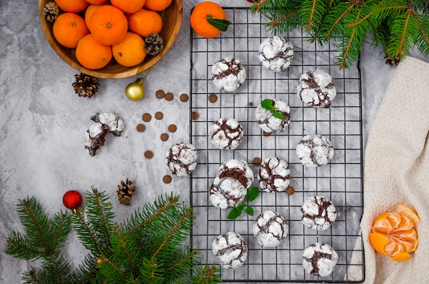 Chocolate Crinkle Cookies in zucchero a velo su un tavolo grigio