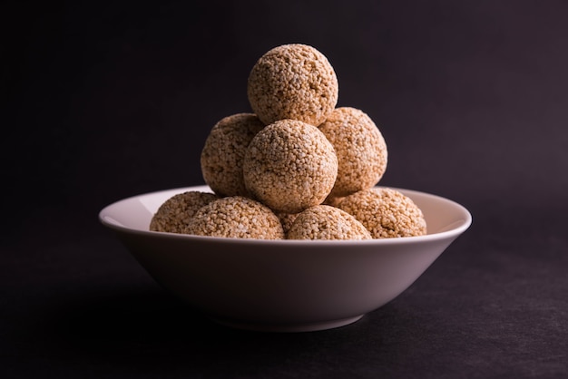 Cholai ke laddo o Rajgira laddu o amaranto ladoo in ciotola e piastra