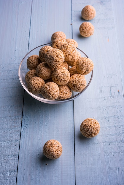 Cholai ke laddo o Rajgira laddu o amaranto ladoo in ciotola e piastra