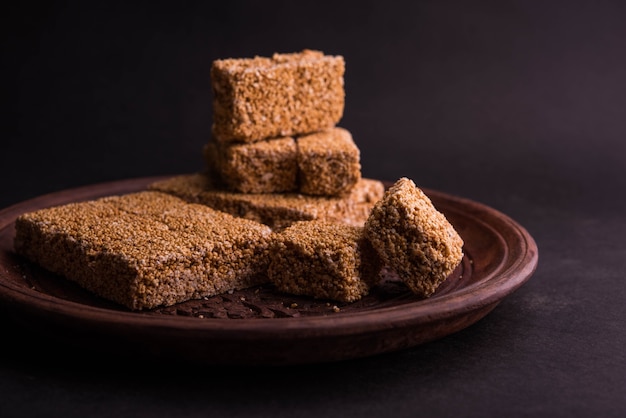 Cholai ki chikki o Rajgira chikki o Amaranth chikki o torta o bar