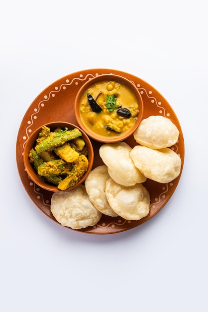 Cholar dal e patol aloo sabzi serviti con Luchi fritto o cibo povero bengalese