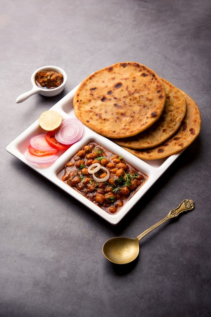 Chole con Aloo Paratha, popolare ricetta alimentare dell'India settentrionale servita calda con sottaceti di mango