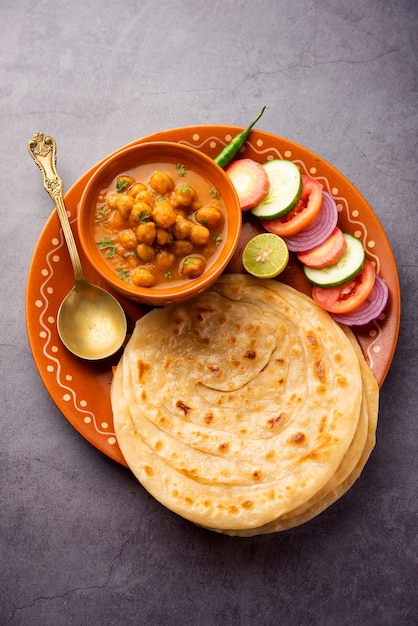 Chole o Chana Masala con Paratha, curry piccante di ceci servito con laccha parantha