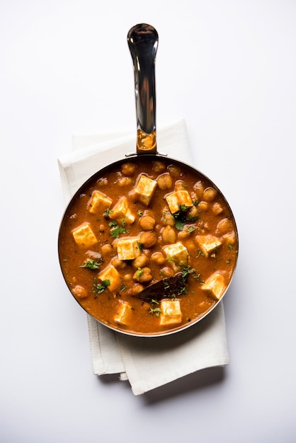 Chole Paneer curry fatto con ceci bolliti con ricotta con spezie. Ricetta popolare dell'India settentrionale. servito in una ciotola o in una teglia. Messa a fuoco selettiva
