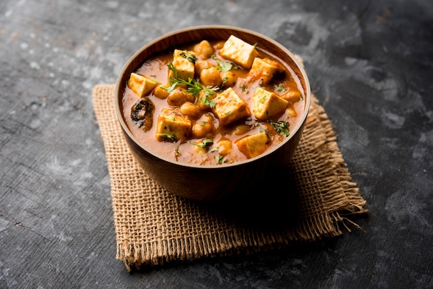 Chole Paneer curry fatto con ceci bolliti con ricotta con spezie. Ricetta popolare dell'India settentrionale. servito in una ciotola o in una teglia. Messa a fuoco selettiva