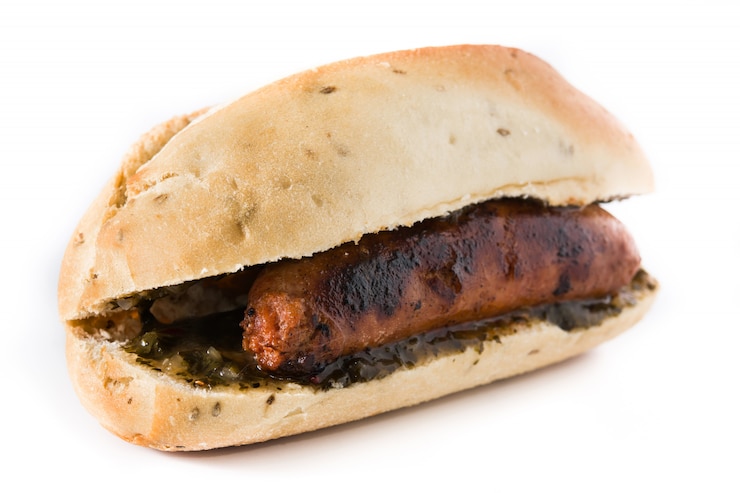 Foto choripan. panino tradizionale argentino con salsa chorizo e chimichurri. isolato su bianco