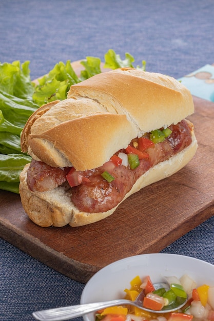 Choripan tipico panino argentino con chorizo e salsa creola