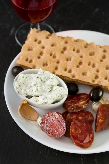 Chorizo con formaggio, olive e toast