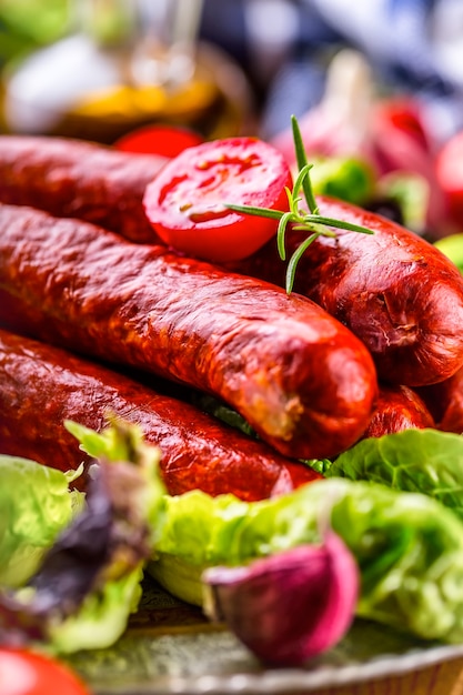 Chorizo crudo di salsiccia affumicata con decorazione di verdure