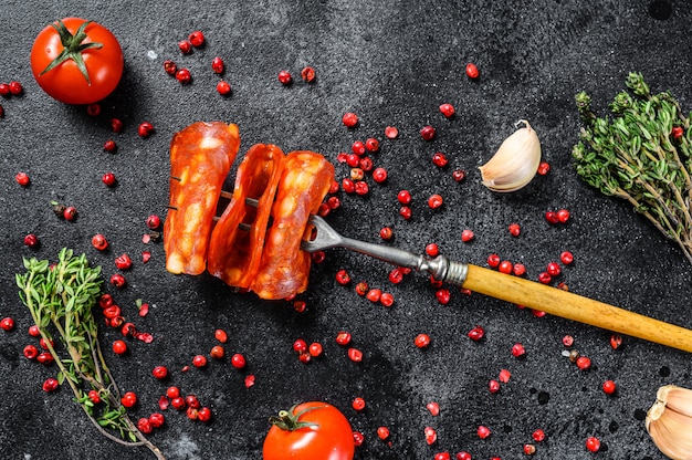 Chorizo salsiccia taglio sottile. Salame spagnolo con spezie, paprika e pepe