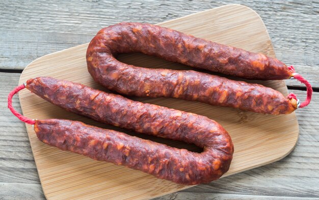 Chorizo sulla tavola di legno