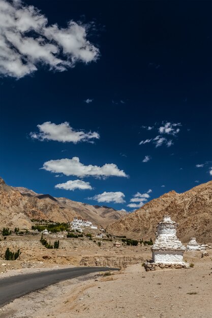 Chortens imbiancati vicino al monastero di Likir