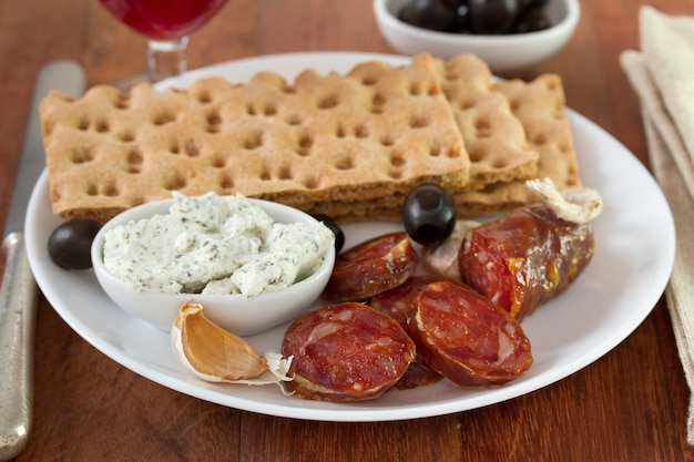 Chourico con formaggio, olive e toast