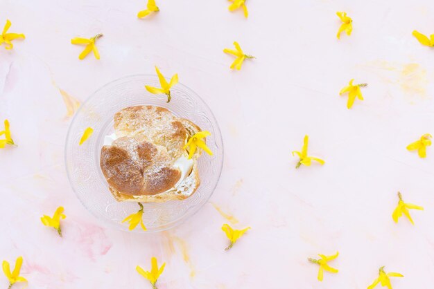 Choux Bun con panna montata e zucchero a velo sopra Dolce di pasta choux Bignè francese