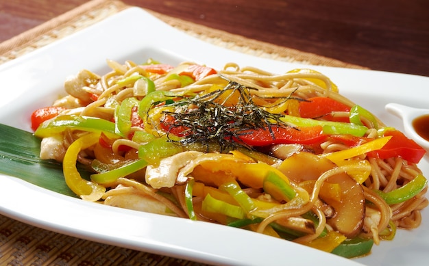 Chow mein noodles con pollo e verdure. Cucina cinese americana,