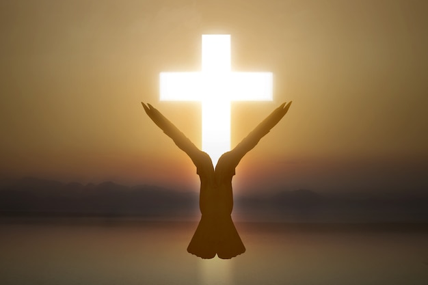 Christian Cross e silhouette di piccione con uno sfondo di cielo di alba