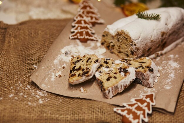 Christmas stollen conosciuto in Germania come Christstollen è una tradizione natalizia di pane al lievito con sfondo bokeh sfondo festivo foto di alta qualità