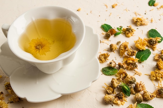 Chrysanthemum tea drink tazza bianca menta crisantemo boccioli primo piano senza persone