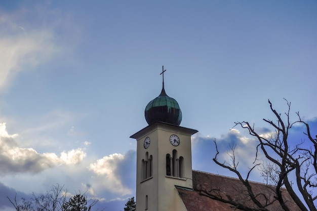 Chuch e alberi con cielo blu e nuvole dopo la pioggia