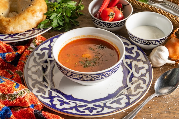 Chuchvara. Zuppa di agnello tradizionale uzbeka con piccoli gnocchi e panna acida