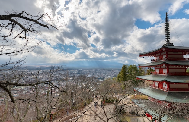 Chureito Pagoda e Mt. Fuji e nuvoloso cielo blu