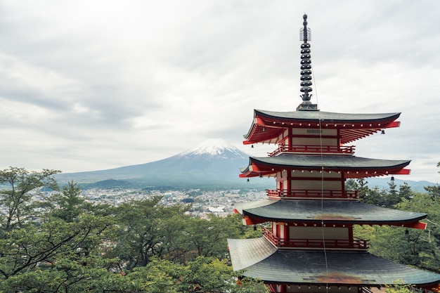 Chureito Pagoda e Mt. Fuji in estate. Fujiyoshida, Giappone