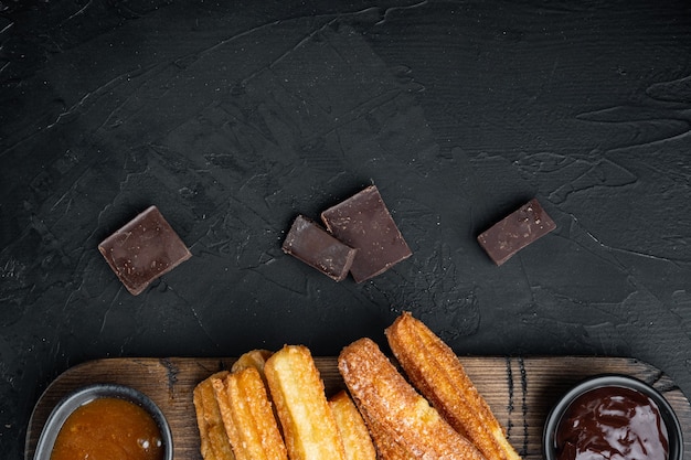 churros con cioccolato, cucina tradizionale spagnola, su nero