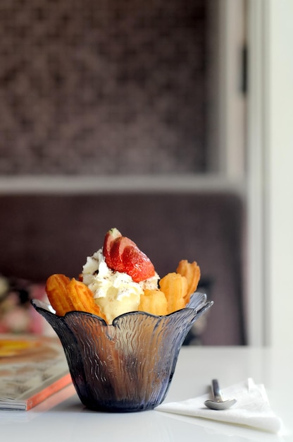 Churros con gelato alla vaniglia fragole