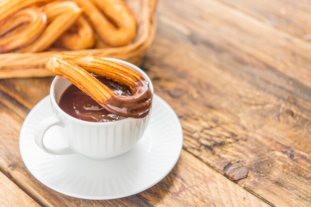 Churros con la tipica colazione dolce al cioccolato