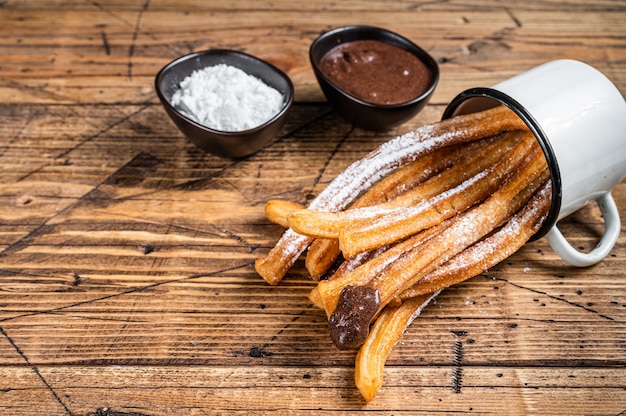 Churros con zucchero e salsa al cioccolato