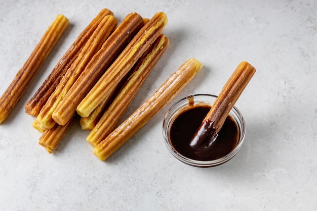 Churros di pasticceria tradizionale spagnola e salsa al cioccolato