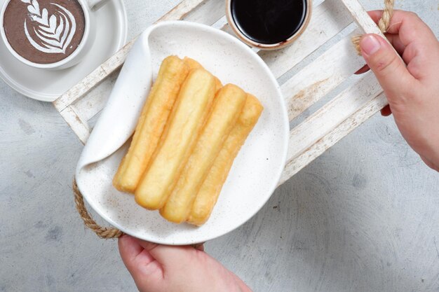 churros dolce tradizionale spagnolo e salsa al cioccolato