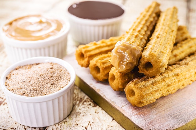 Churros dolci fritti con zucchero semolato ripieni di dulce de leche o cremoso cioccolato