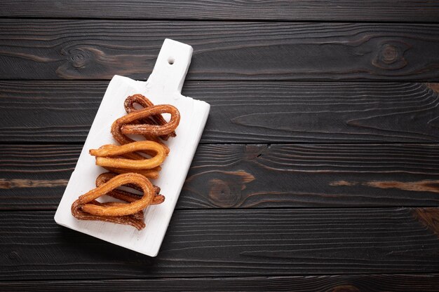 Churros fatti in casa su un fondo di legno nero