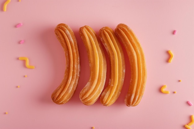 Churros pasticceria di pasta fritta spesso spruzzata di zucchero e servita con salsa di cioccolato