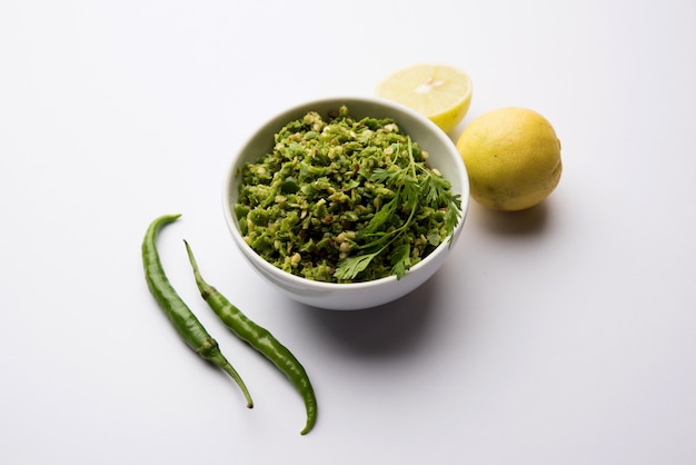 Chutney di peperoncino verde piccante e piccante con mirch hari, semi di cumino, succo di limone e coriandolo. servito in una ciotola. messa a fuoco selettiva