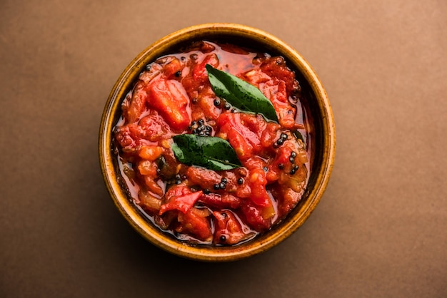 Chutney o salsa di pomodoro sabzi o tamatar, servito in una ciotola. messa a fuoco selettiva