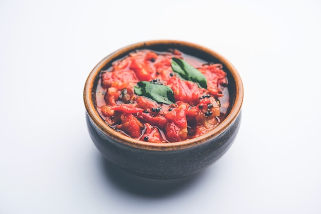 Chutney o salsa di pomodoro sabzi o tamatar, servito in una ciotola. messa a fuoco selettiva