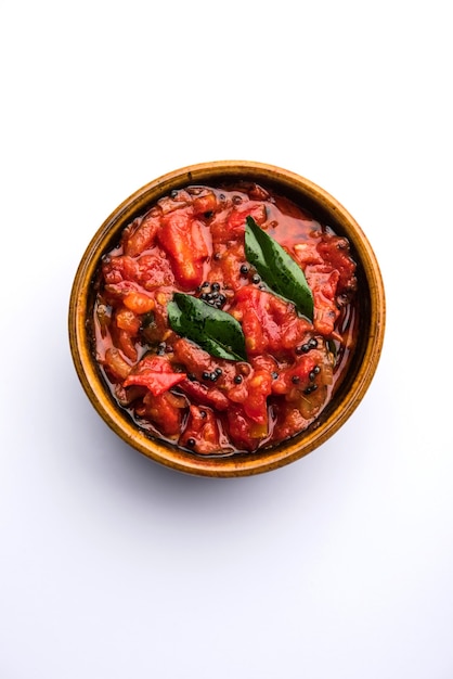 Chutney o salsa di pomodoro sabzi o tamatar, servito in una ciotola. messa a fuoco selettiva